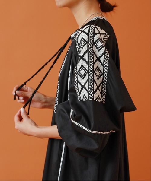 IENA（イエナ）の「maisonコットンシルクエンブロイダリーワンピース（ワンピース・レディース・ホワイト/ブラック/ブラウン・38/36）」の9枚目の写真