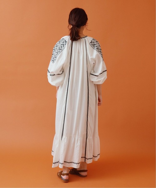 IENA（イエナ）の「maisonコットンシルクエンブロイダリーワンピース（ワンピース・レディース・ホワイト/ブラック/ブラウン・38/36）」の19枚目の写真
