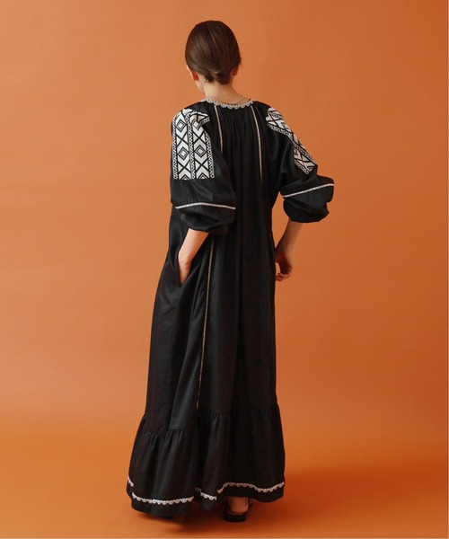 IENA（イエナ）の「maisonコットンシルクエンブロイダリーワンピース（ワンピース・レディース・ホワイト/ブラック/ブラウン・38/36）」の4枚目の写真