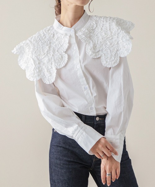 AMELY（エミリー）の「フリルビッグカラー スタンドネックブラウス（シャツ/ブラウス・レディース・ホワイト/ブラック/ブラック系その他/ホワイト系その他・M/L）」の2枚目の写真
