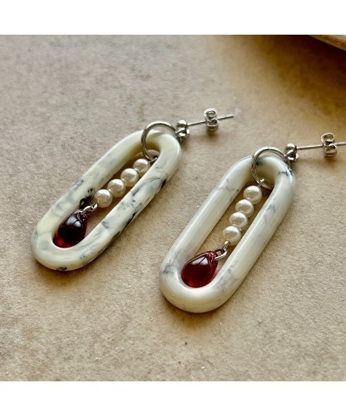 tone(トーン)の「【-lensa-】オーバルピアス(ホワイト)(MA)(ピアス(両耳用)・レディース・ホワイト・FREE)」の1枚目の写真