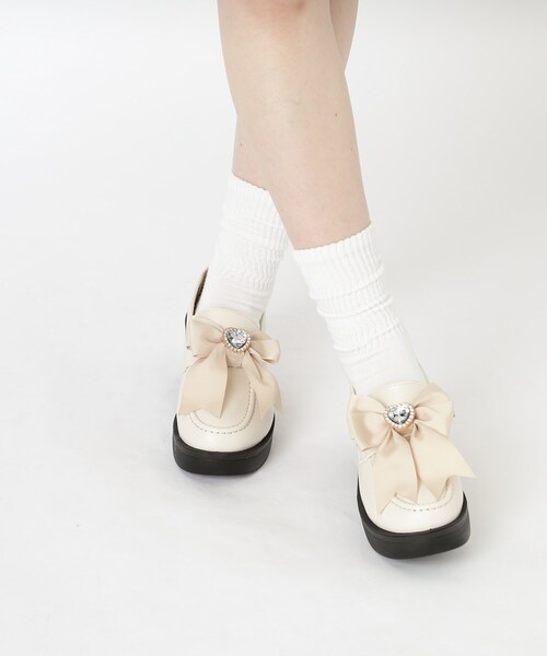 cs T&P（シーエスティーアンドピー）の「2WAYガーリーリボンボリュームローファー（パンプス・レディース・ブラック系1/アイボリー/ブラック・S/M/L/LL）」の5枚目の写真