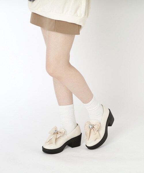 cs T&P（シーエスティーアンドピー）の「2WAYガーリーリボンボリュームローファー（パンプス・レディース・ブラック系1/アイボリー/ブラック・S/M/L/LL）」の6枚目の写真