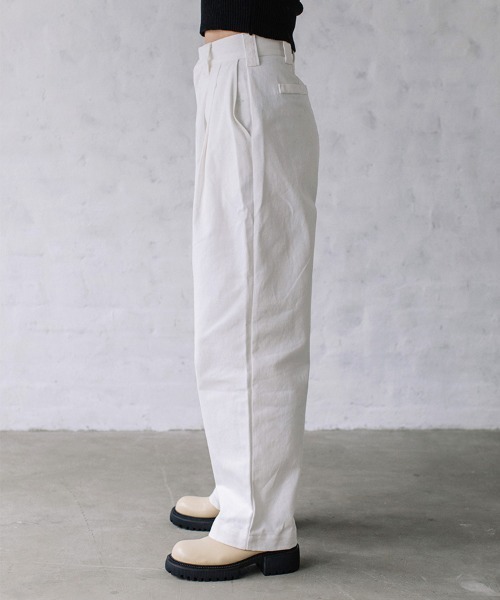 Flugge(フラッジー)の「HW tuck chino PT/ハイウエストタックチノパンツ(チノパンツ・レディース・ブラウン/ブラック/ベージュ/ホワイト・MEDIUM/SMALL)」の21枚目の写真