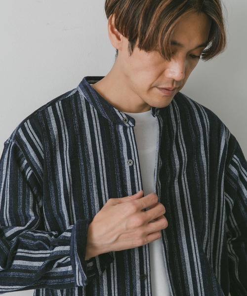 URBAN RESEARCH DOORS(アーバンリサーチドアーズ)の「モールストライプバンドカラーシャツ(シャツ/ブラウス・メンズ・ブラック/ネイビー/オレンジ・MEDIUM/LARGE)」の2枚目の写真
