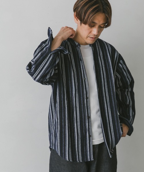 URBAN RESEARCH DOORS(アーバンリサーチドアーズ)の「モールストライプバンドカラーシャツ(シャツ/ブラウス・メンズ・ブラック/ネイビー/オレンジ・MEDIUM/LARGE)」の6枚目の写真
