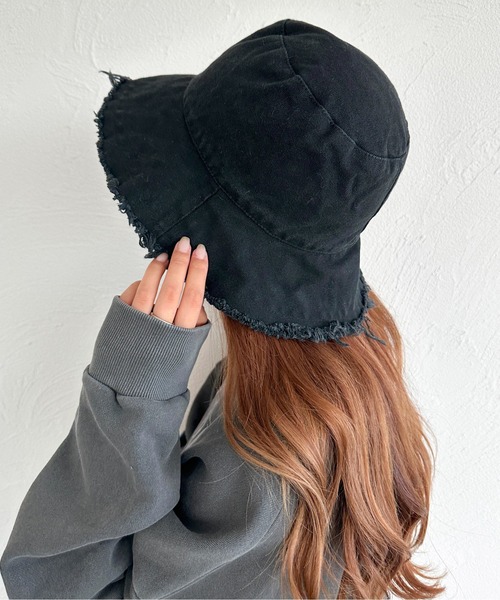 apres jour mignon(アプレジュールミニョン)の「【apresjour mignon×ARIAZ】フリンジバケットハット(ハット・レディース・ブラック/アイボリー・ONESIZE)」の2枚目の写真
