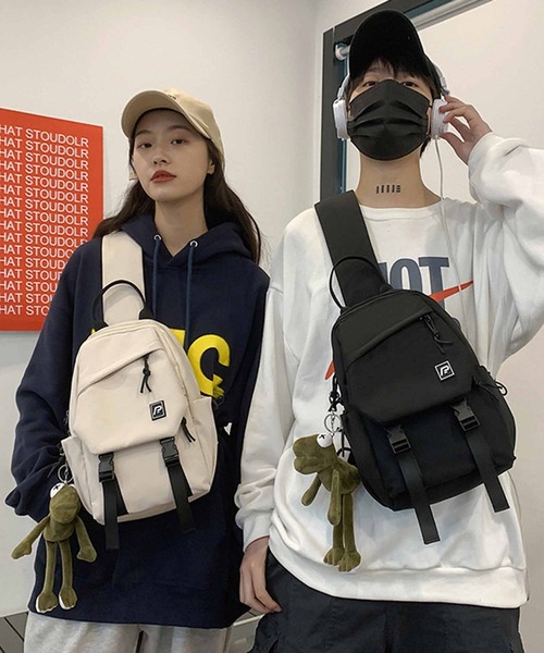 NANEA(ナネア)の「ダブルベルトボディバッグ リュック(ボディバッグ/ウエストポーチ・レディース・ホワイト/ブラック/カーキ・フリ-)」の13枚目の写真
