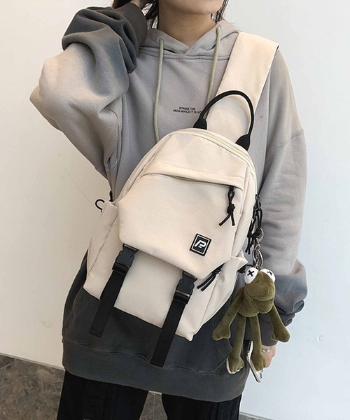 NANEA(ナネア)の「ダブルベルトボディバッグ リュック(ボディバッグ/ウエストポーチ・レディース・ホワイト/ブラック/カーキ・フリ-)」の6枚目の写真