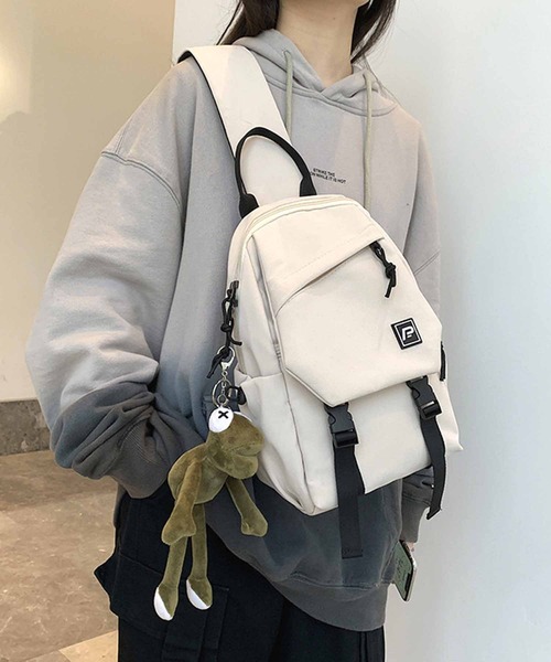 NANEA(ナネア)の「ダブルベルトボディバッグ リュック(ボディバッグ/ウエストポーチ・レディース・ホワイト/ブラック/カーキ・フリ-)」の7枚目の写真
