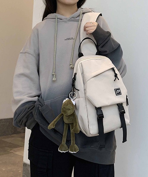 NANEA(ナネア)の「ダブルベルトボディバッグ リュック(ボディバッグ/ウエストポーチ・レディース・ホワイト/ブラック/カーキ・フリ-)」の8枚目の写真