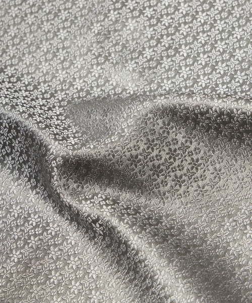 MEN'S BIGI（メンズビギ）の「ミニフラワージャカード織りスカーフ＜同素材ネクタイあり＞（バンダナ/スカーフ・メンズ・シルバー/ボルドー・FREE）」の4枚目の写真