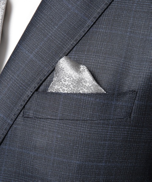 MEN'S BIGI（メンズビギ）の「ミニフラワージャカード織りスカーフ＜同素材ネクタイあり＞（バンダナ/スカーフ・メンズ・シルバー/ボルドー・FREE）」の6枚目の写真