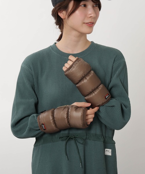 NANGA（ナンガ）の「MOUNTAIN LODGE DOWN WRIST GAITERS / マウンテンロッジダウンリストゲイター（アームカバー・レディース・ライム/ブラック/モカ/イエロー/オレンジ系/ブルー系・M/S）」の15枚目の写真