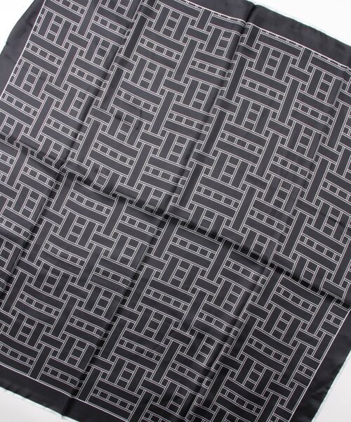 SALON adam et rope'（サロン アダム エ ロペ）の「KUBAパターン大判シルクスカーフ（バンダナ/スカーフ・レディース・ブラック/ライトグレー・FREE）」の8枚目の写真