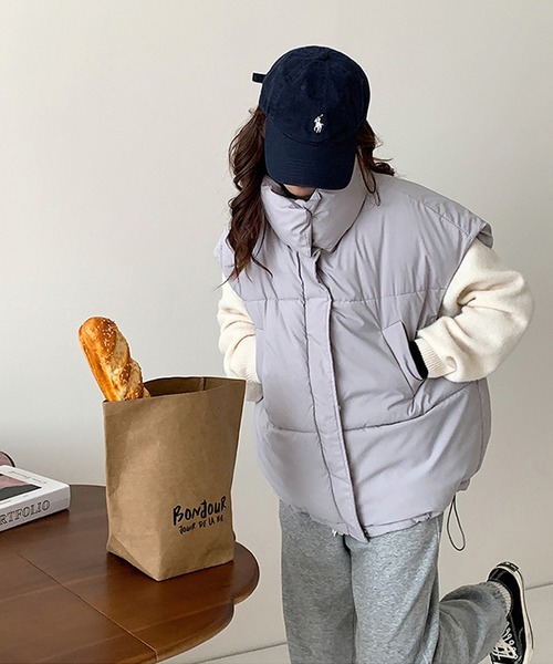 VitaFelice（ヴィータフェリーチェ）の「ボリューム中綿ベスト パデッドベスト スタンドカラー（その他アウター・レディース・グレー/ブラック/アイボリー/ライトグレー・FREE）」の2枚目の写真