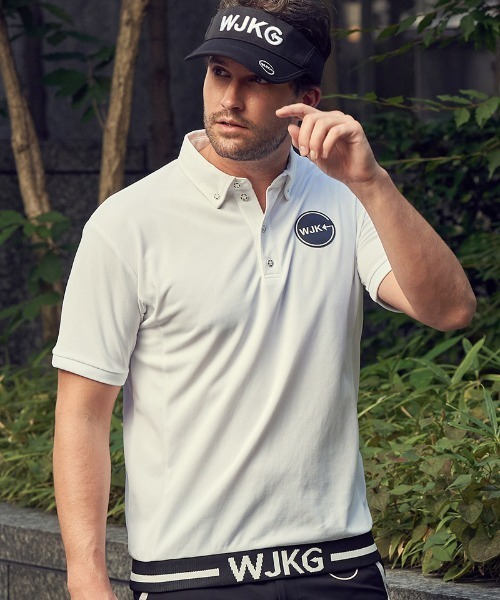 wjk（ダヴルジェイケイ）の「mhs2047- -GOLF-WJKG- LOGO PATCH POLO