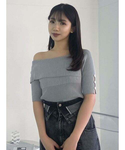 dazzlin（ダズリン）の「アンバランスボタンハーフスリーブニット（ニット/セーター・レディース・オレンジ/アイボリー/グレー/ブラック・FREE）」の10枚目の写真