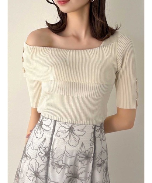 dazzlin（ダズリン）の「アンバランスボタンハーフスリーブニット（ニット/セーター・レディース・オレンジ/アイボリー/グレー/ブラック・FREE）」の2枚目の写真