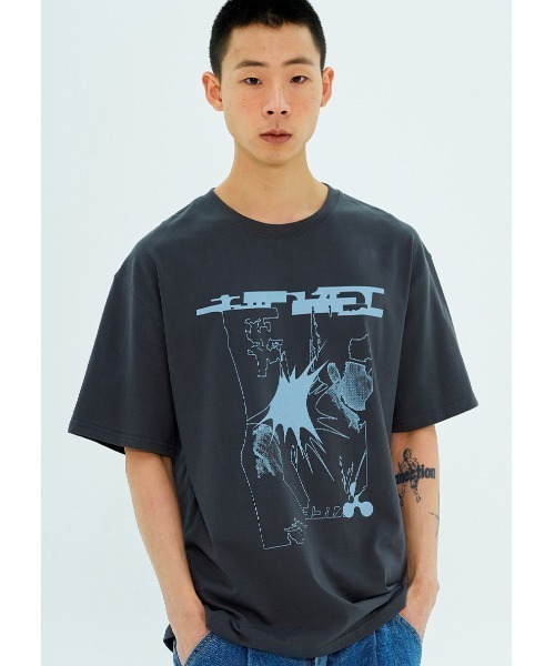 NASTY KICK(ナスティーキック)の「A'GEM/9 × .kom 『NASTY KICK/ナスティー キック』 Bloke Tee/ブローク 半袖Tシャツ(Tシャツ/カットソー・メンズ・チャコールグレー/ブラック/ホワイト・L)」の3枚目の写真