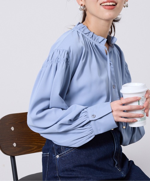 Chez toi（シェトワ）の「ネックフリル肩ギャザーブラウス（シャツ/ブラウス・レディース・ネイビー/オフホワイト/サックスブルー・FREE）」の6枚目の写真