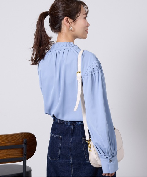 Chez toi（シェトワ）の「ネックフリル肩ギャザーブラウス（シャツ/ブラウス・レディース・ネイビー/オフホワイト/サックスブルー・FREE）」の11枚目の写真