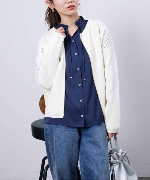 Chez toi（シェトワ）の「ネックフリル肩ギャザーブラウス（シャツ/ブラウス・レディース・ネイビー/オフホワイト/サックスブルー・FREE）」の16枚目の写真