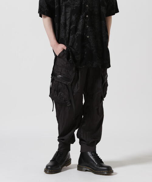KMRii(ケムリ)の「KMRii/ケムリ/Black Metal Parachute Pants 02(カーゴパンツ・メンズ・ブラック・2)」の2枚目の写真