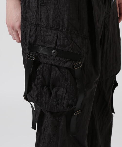 KMRii(ケムリ)の「KMRii/ケムリ/Black Metal Parachute Pants 02(カーゴパンツ・メンズ・ブラック・2)」の11枚目の写真
