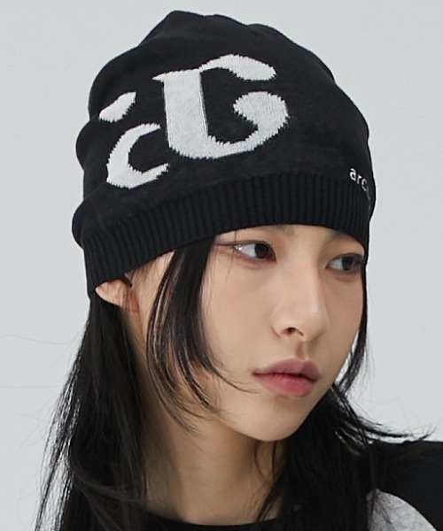 ACOVER(オコボ)の「A'GEM/9 × .kom 『ACOVER/オコボ』 ac logo beanie /ac ロゴ ビーニー(ニットキャップ/ビーニー・メンズ・ブラック・FREE)」の1枚目の写真