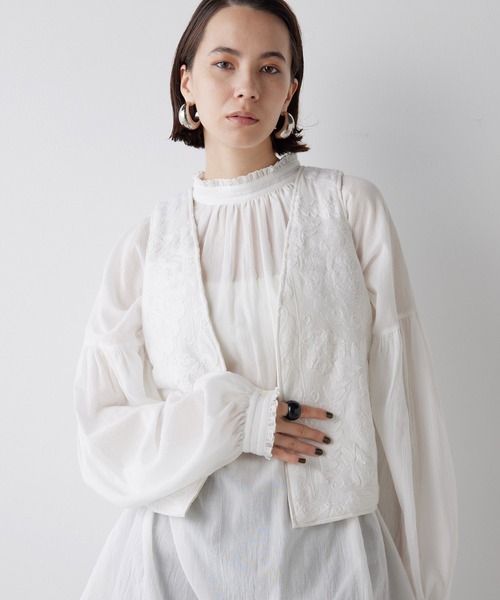 Whim Gazette（ウィムガゼット）の「エンブロイダリージレ（ベスト・レディース・オフホワイト/ブラック・FREE）」の2枚目の写真