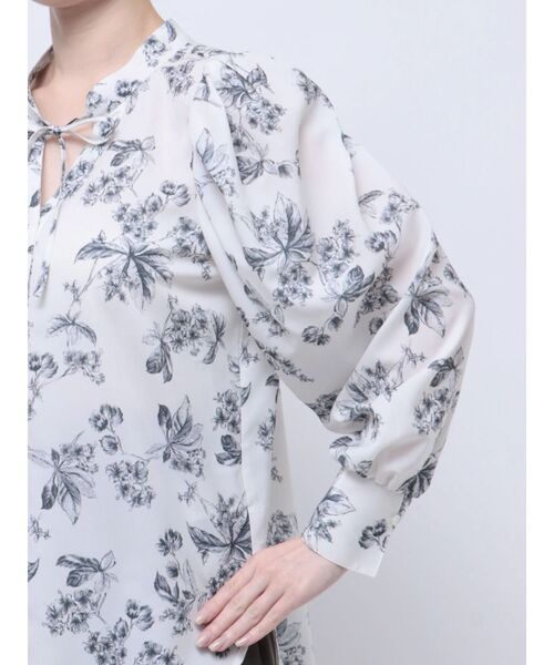 LAGUNAMOON（ラグナムーン）の「タックスリーブフラワープリントブラウス（シャツ/ブラウス・レディース・チャコールグレー/アイボリー/ベージュ・FREE）」の9枚目の写真
