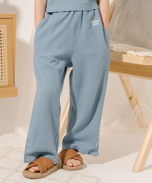 URBAN CHERRY（アーバンチェリー）の「【さらっと触感】ワッフルサイドリングボタンデザインストレートパンツ（その他パンツ・キッズ・ブルー/ブラック/ホワイト・110cm/120cm/130cm/140cm/150cm）」の3枚目の写真