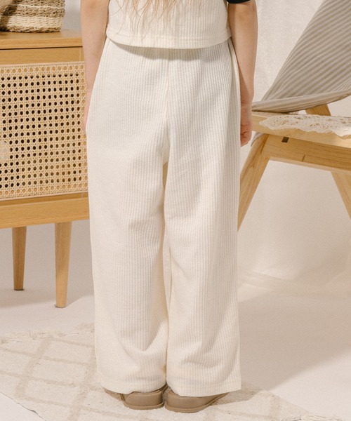 URBAN CHERRY（アーバンチェリー）の「【さらっと触感】ワッフルサイドリングボタンデザインストレートパンツ（その他パンツ・キッズ・ブルー/ブラック/ホワイト・110cm/120cm/130cm/140cm/150cm）」の16枚目の写真