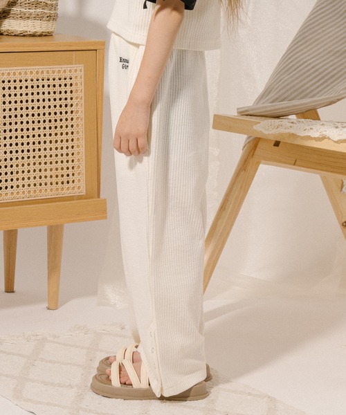 URBAN CHERRY（アーバンチェリー）の「【さらっと触感】ワッフルサイドリングボタンデザインストレートパンツ（その他パンツ・キッズ・ブルー/ブラック/ホワイト・110cm/120cm/130cm/140cm/150cm）」の17枚目の写真