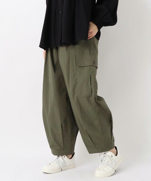 one'sterrace(ワンズテラス)の「ポプリン コクーンカーゴパンツ(その他パンツ・レディース・カーキ系5/ブラック系8・02)」の2枚目の写真