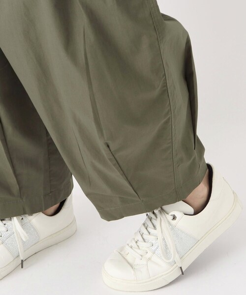 one'sterrace(ワンズテラス)の「ポプリン コクーンカーゴパンツ(その他パンツ・レディース・カーキ系5/ブラック系8・02)」の9枚目の写真
