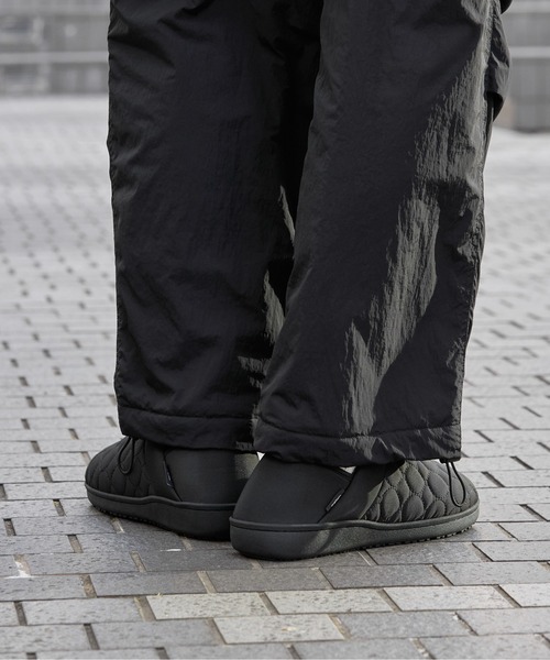 meltum(メルタム)の「QUILT MOC SHOES(サンダル・メンズ・ブラック・SMALL/MEDIUM/LARGE)」の2枚目の写真