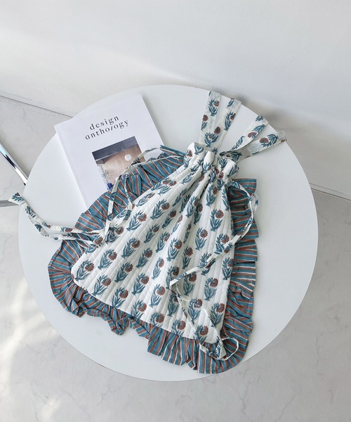 AS KNOW AS plus（アズノゥアズプラス）の「インドキルトフリル巾着トートバッグ（トートバッグ・レディース・ホワイト系/グレー系/グリーン系/ターコイズブルー系/ブルー系/ピンク系/グリーン/ピンク/ブルー系1/イエロー/アイボリー・FREE）」の2枚目の写真