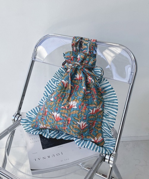 AS KNOW AS plus（アズノゥアズプラス）の「インドキルトフリル巾着トートバッグ（トートバッグ・レディース・ホワイト系/グレー系/グリーン系/ターコイズブルー系/ブルー系/ピンク系/グリーン/ピンク/ブルー系1/イエロー/アイボリー・FREE）」の6枚目の写真