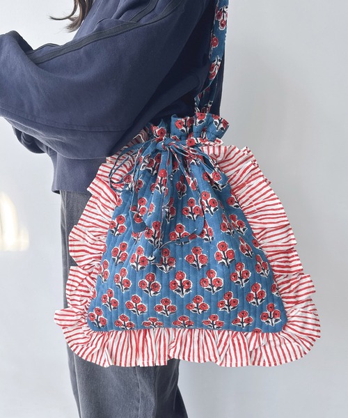 AS KNOW AS plus（アズノゥアズプラス）の「インドキルトフリル巾着トートバッグ（トートバッグ・レディース・ホワイト系/グレー系/グリーン系/ターコイズブルー系/ブルー系/ピンク系/グリーン/ピンク/ブルー系1/イエロー/アイボリー・FREE）」の7枚目の写真