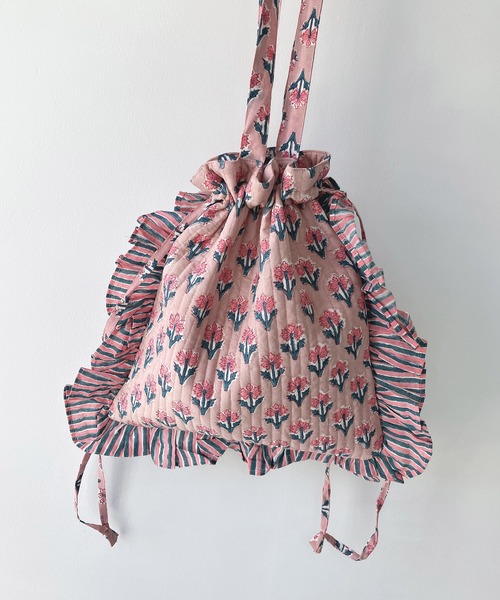 AS KNOW AS plus（アズノゥアズプラス）の「インドキルトフリル巾着トートバッグ（トートバッグ・レディース・ホワイト系/グレー系/グリーン系/ターコイズブルー系/ブルー系/ピンク系/グリーン/ピンク/ブルー系1/イエロー/アイボリー・FREE）」の11枚目の写真