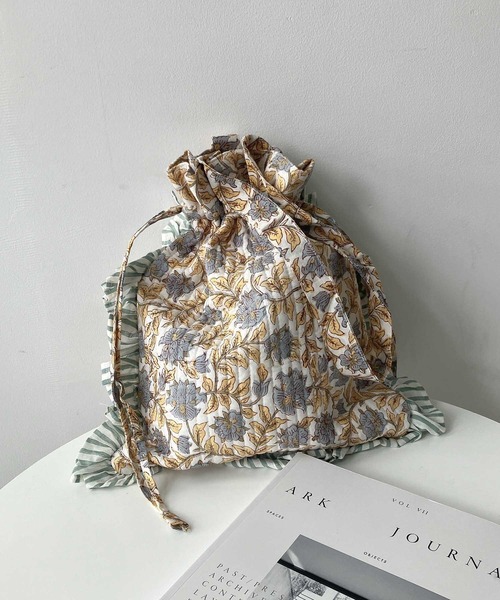 AS KNOW AS plus（アズノゥアズプラス）の「インドキルトフリル巾着トートバッグ（トートバッグ・レディース・ホワイト系/グレー系/グリーン系/ターコイズブルー系/ブルー系/ピンク系/グリーン/ピンク/ブルー系1/イエロー/アイボリー・FREE）」の4枚目の写真