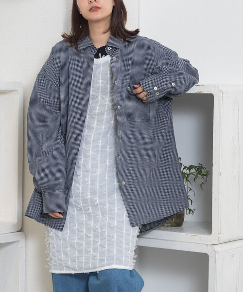 POU DOU DOU(プードゥドゥ)の「ポイント刺繍オーバーサイズシャツ(シャツ/ブラウス・レディース・ブルー/ネイビー/キナリ・M)」の2枚目の写真