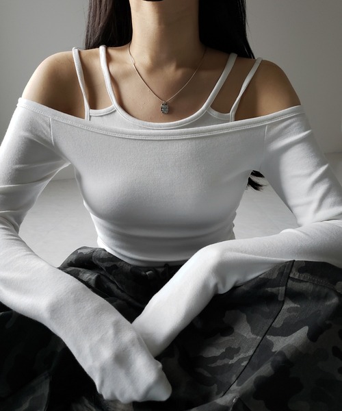 【新品未使用】WILLFULLY オフショルダー　ホワイトトップス　Free オフショルダー ホワイト フリルトップス 涼しげなオフショル