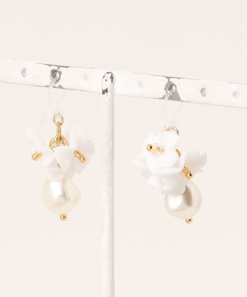 tone（トーン）の「【Astyle】花束パール樹脂ピアス(MA)（ピアス（両耳用）・レディース・ホワイト・FREE）」の3枚目の写真