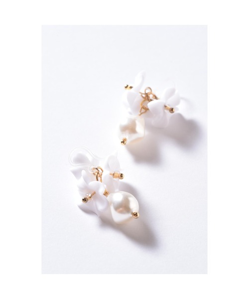 tone（トーン）の「【Astyle】花束パール樹脂ピアス(MA)（ピアス（両耳用）・レディース・ホワイト・FREE）」の2枚目の写真