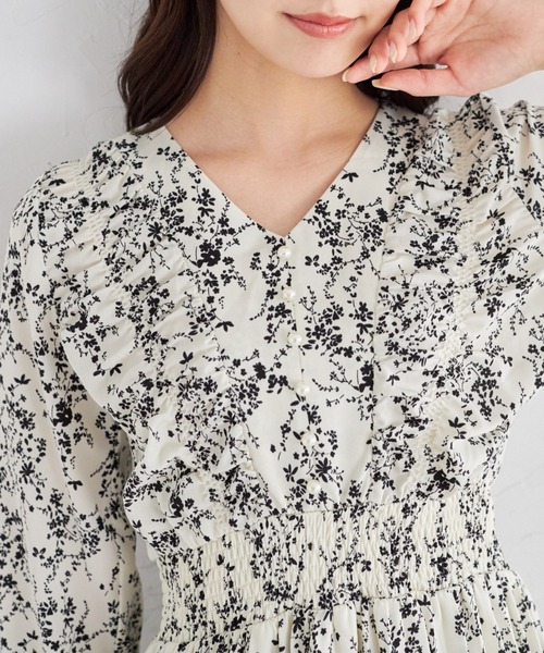 パール付きフラワープリントシャーリングギャザープリーツワンピース（ワンピース）｜tocco closet（トッコ クローゼット）