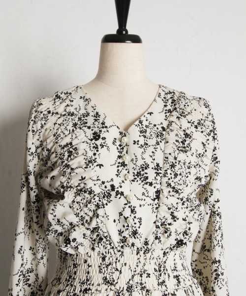 パール付きフラワープリントシャーリングギャザープリーツワンピース（ワンピース）｜tocco closet（トッコ クローゼット）