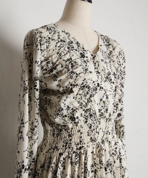 パール付きフラワープリントシャーリングギャザープリーツワンピース（ワンピース）｜tocco closet（トッコ クローゼット）